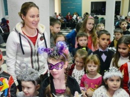 Наталия Королевская: Волонтеры «Дороги жизни» и платформы «Женщины за Мир» поздравляют детей Востока Украины