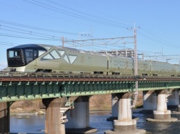 Люксовый японский поезд с треугольными окнами появился в Токио (фото)