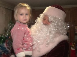 Запорожские полицейские привели Деда Мороза к дочери погибшего "азовца", - ФОТОФАКТ