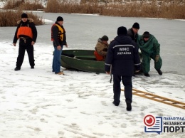 Спасатели доставали «рыбака» из ледяной воды реки Волчья