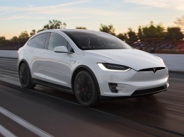 Автопилот Tesla предсказал аварию других автомобилей