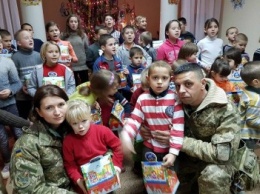 Волонтеры и офицеры ВСУ передали помощь и лакомства детскому санаторию на Херсонщине