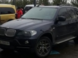 Водитель BMW припарковался на месте для людей с ограниченными физическими возможностями