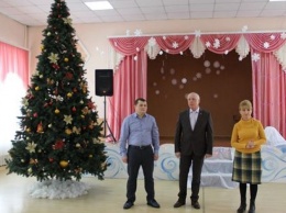 Павлоградской школе №12 подарили елку