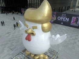 В Китае установили скульптуру петуха с прической Дональда Трампа