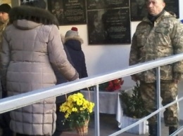 В КСШ №123 открыли мемориальную доску бойцу АТО, погибшему под Иловайском