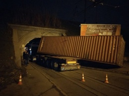 ДТП на Пересыпи: грузовик не вписался в арку Глухого моста