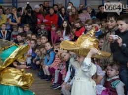 Маленьким криворожанам в "поселке Ильича" подарили подарки и новогоднюю сказку (ФОТО)