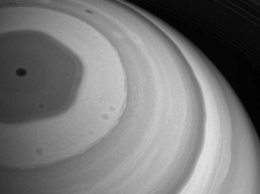 Cassini показал необычное явление на Сатурне