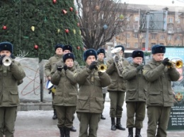 Военный оркестр устроил флешмоб в центре Запорожья (фото)