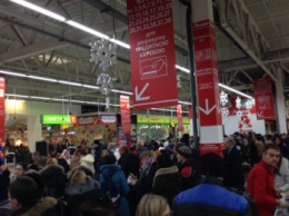 В запорожских супермаркетах - большие очереди: люди готовятся к празднику, - ФОТО