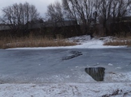 В Павлограде коммунальщик спас провалившихся под лед мальчишек, но сам едва не погиб