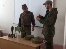 Алчевские спасатели показали школьникам боеприпасы