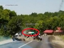 ВИДЕО ДТП: женщина на Смарте протаранила Hyundai Santa Fe и вылетела из авто