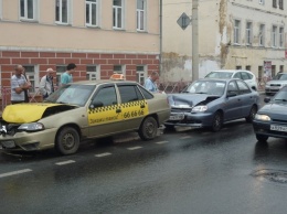 В центре Ярославля столкнулись четыре автомобиля