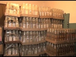 В подпольном цеху в Запорожье выявлены 2 тыс. бутылок водки "известных брендов"
