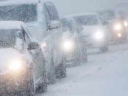 Снег засыпал дорогу в Болгарии
