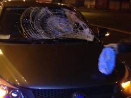 В Киеве разгромили машину, которая сбила пешехода: появились фото с места ДТП