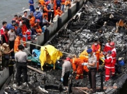 23 туриста погибли при пожаре парома в Индонезии