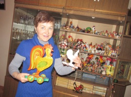 Жительница Запорожской области похвастала завидной коллекцией петухов