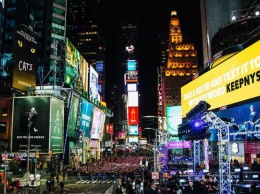 Самое массовое празднование Нового Года - тысячи людей веселились на Таймс-сквер