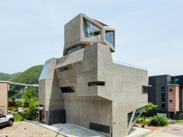 «Сложная геометрия»: дом с бетонным брутальным фасадом