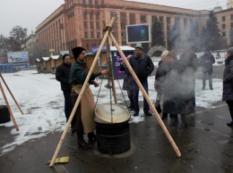 На площади Днепра варили новогодний бульон из индейки
