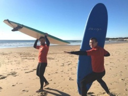 В День святого Николая наш корреспондент в Португалии серфингом занимался