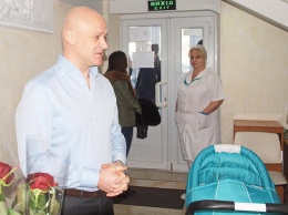 Мэр Одессы поздравил первого новорожденного в 2017 году