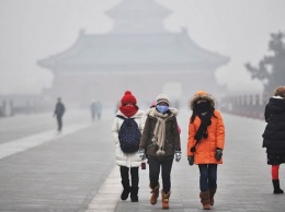 В Китае из-за густого смога отменены авиарейсы, перекрыты автомагистрали