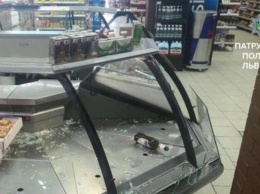 В супермаркетах Львова псих с ножом разгромил витрины (фото)