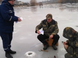 На Киевщине спасатели вытащили из Днепра рыбака, который провалился под лед