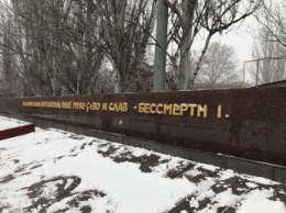 Ничего святого - вандалы орудовали на Братском кладбище в Мелитополе (фотофакт)