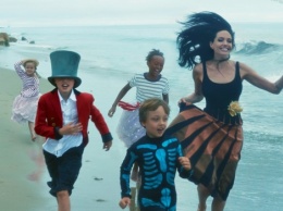 Анджелина Джоли вместе с детьми отдыхает на курорте в Колорадо, - фото
