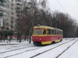 В Киеве трамвай десятки метров тащил за собой пассажира