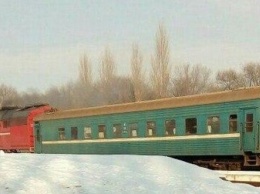 В Крыму запустили одновагонный поезд, люди едут стоя и матерятся