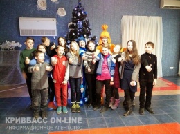 Детей из приемных семей Покровского района поздравили Симка и Нолик (фото)