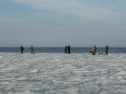Под Запорожьем унесло льдину с 12 рыбаками