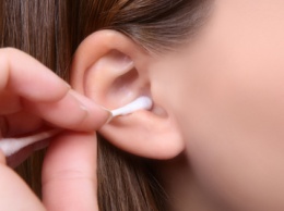 Медики предупреждают об опасности процедуры очистки ушей ватными палочками