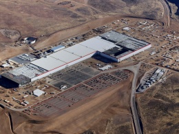 На заводе Tesla в Неваде началось производство аккумуляторных блоков