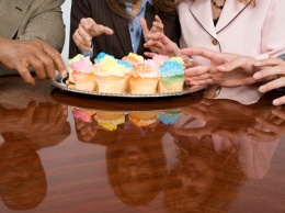 Ученые: Сладкие закуски на рабочем месте наносят серьезный вред здоровью