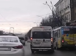 В Сети появилось видео с опасной маршруткой на улицах Тулы