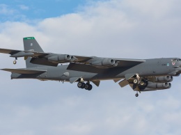 У американского бомбардировщика B-52 в полете отвалился двигатель