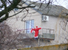 В Мелитополе Дед Мороз повис на балконе (фото)