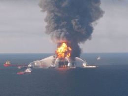 Нефтедобывающая платформа близ Луизианы в США охвачена огнем