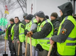 У Труханова вооружили лопатами бойцов «Муниципальной охраны»: они будут патрулировать улицы