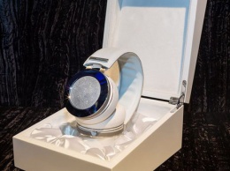 Фотофакт: на CES показали бриллиантовые наушники за $100 000