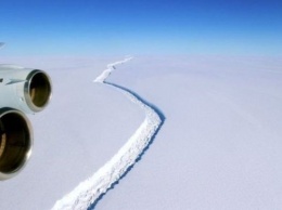 Ученые: от Антарктиды скоро отколется огромный айсберг - фото