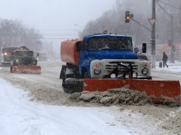 На улицы Одессы вывели почти 90 единиц техники для борьбы со снегом (фото)