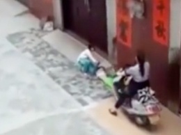 В Китае мачеха давила на скутере дочь в качестве наказания